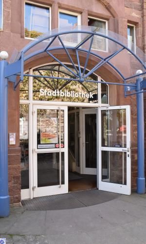 Eingang der Stadtbibliothek